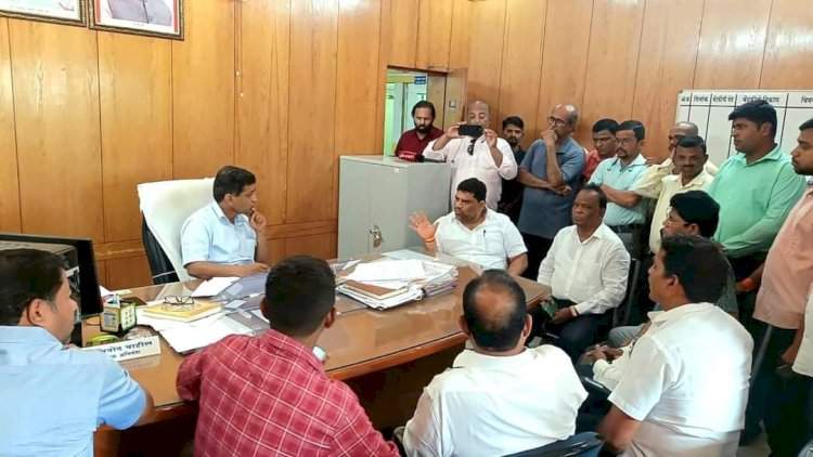 वीज समस्या सोडविण्यासाठी माणगाव खोऱ्यातील सरपंच व ग्रामस्थांनी अधिक्षक अभियंत्यांना घातला घेराव.  आ.वैभव नाईक यांनी उपस्थित राहून कुडाळमधील वीज समस्या तात्काळ सोडविण्याच्या दिल्या स्पष्ट सूचना.