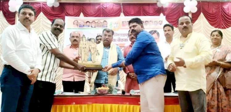 नवनिर्वाचित खासदार नारायण राणेंच्या विजयात मोठा वाटा असल्याबद्दल रविंद्र चव्हाण यांचा भाजपाच्या वतीने सत्कार.