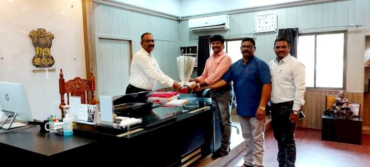 पुरोगामी संघटनेने सीईओ देशमुख यांची भेट घेत वृक्षारोपण उपक्रमास सहकार्य करण्याचे केले आवाहन.