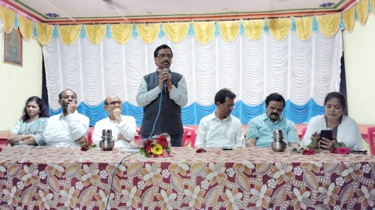 कार्यकर्त्यांनी पराभवाने खचून न जाता महाविकास आघाडीच्या माध्यमातून नागरिकांच्या समस्या सोडवण्याचा प्रयत्न करा : विनायक राऊत.  वेंगुर्ला येथे माजी खासदार राऊत यांचे प्रतिपादन.