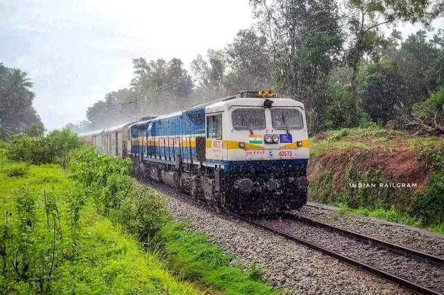 मुंबईतून आज रात्री कोकणात निघणाऱ्या प्रवाशांसाठी कोकणकन्या, तुतारी पाठोपाठ विशेष गाडी धावणार.