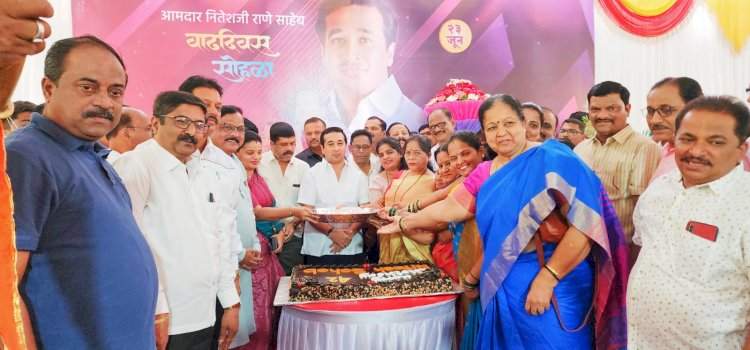 कणकवली येथील ओम गणेश निवासस्थानी आमदार नितेश राणे यांचा वाढदिवस मोठ्या उत्साहात साजरा.  हजारो कार्यकर्त्यांची उपस्थिती; विविध क्षेत्रातील मान्यवरांनी दिल्या शुभेच्छा.