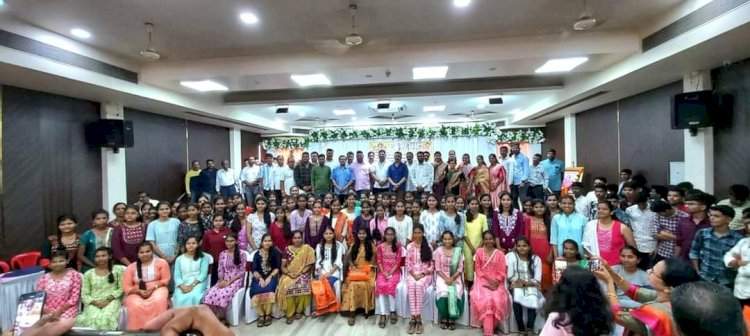 स्पर्धात्मक युगात करिअरसाठी योग्य आणि आवडीचे क्षेत्र निवडा : आमदार वैभव नाईक.  आ.वैभव नाईक व युवासेना कुडाळच्या वतीने कुडाळ तालुक्यातील २२५ गणवंत विद्यार्थ्यांचा गुणगौरव सोहळा उत्साहात संपन्न.