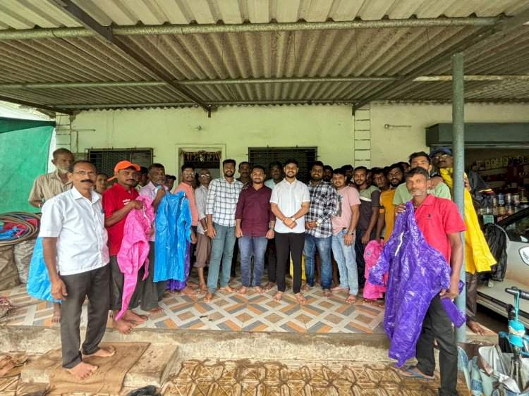 साळगाव येथे युवा फोरम संस्थेच्या माध्यमातून शेतकऱ्यांना रेनकोटचे वाटप.