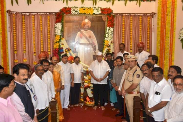 राजर्षी छत्रपती शाहू महाराज जयंतीनिमित्त पालकमंत्री हसन मुश्रीफ यांनी केले अभिवादन.