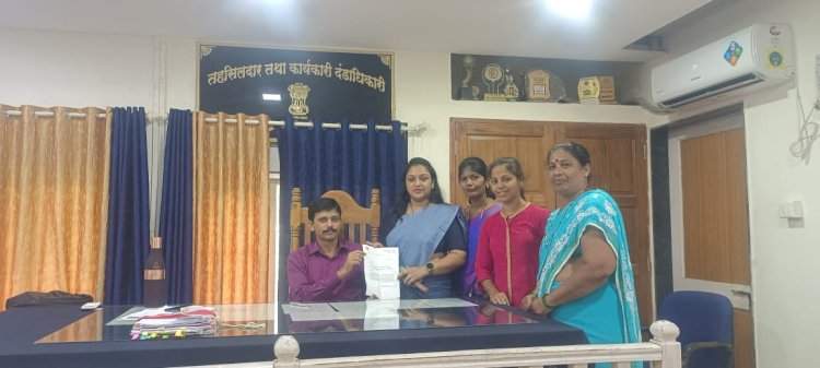 महसूल विभागाने उत्पन्नाचे दाखले लवकरात लवकर वितरीत करा.  भाजपा महिला मोर्चाच्या वतीने तहसीलदारांना निवेदन.