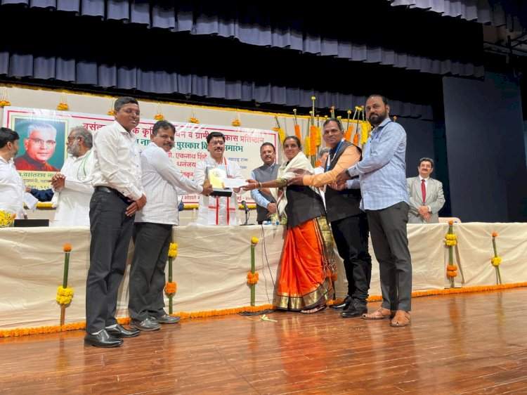 परुळेबाजार ग्रामपंचायतीला वसंतराव नाईक शेती केंद्रीत ग्राम पुरस्काराने सन्मानित.
