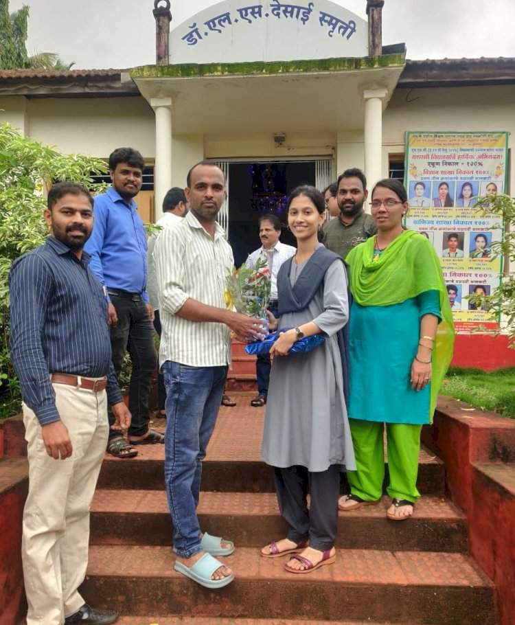 विद्यामंदिर परुळेच्या अर्पिता सामंतचा सामाजिक कार्यकर्ते नितिश कुडतरकर यांनी केला सत्कार.