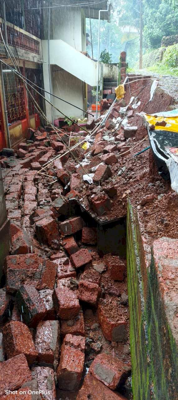 अतिवृष्टीमध्ये जामसंडे खाकशीवाडी येथे कोसळली पाऊलवाटेची संरक्षक भिंत; कोसळल्या संरक्षण भिंतीचे चिरे पेडणेकरांच्या अंगणात.