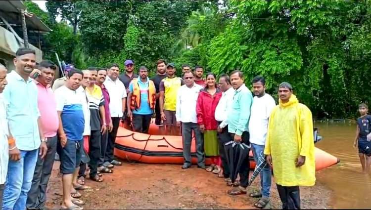 पूरस्थितीमुळे कुडाळ तालुक्यात झालेल्या नुकसानीची आ. वैभव नाईक यांनी केली पाहणी. एन.डी.आर.एफ.च्या टीम समवेत पूरग्रस्त भागात दिली भेट.