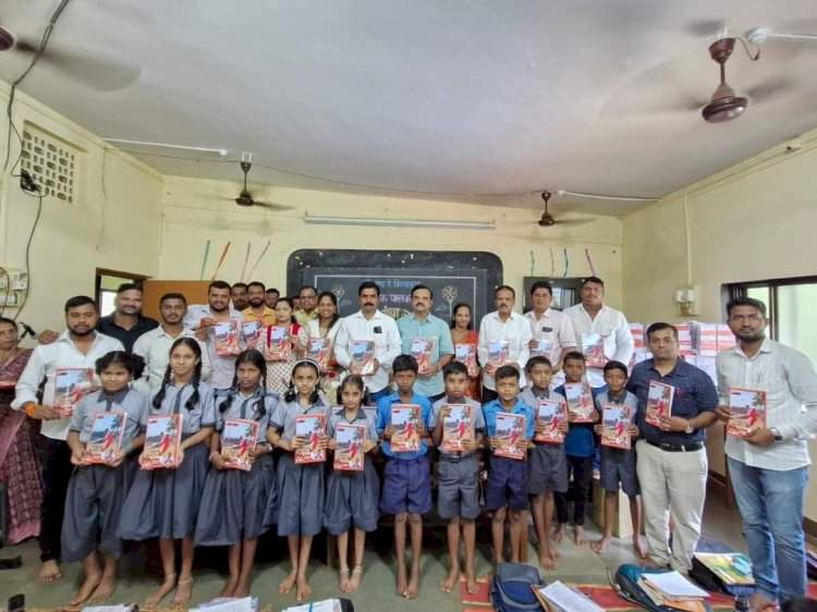 आमदार वैभव नाईक व शिवसेनेच्या वतीने कुडाळ तालुक्यातील विविध शाळांमध्ये मोफत वह्या वाटप.