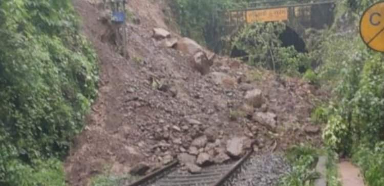 दिवाणखवटी बोगद्यानजीक रेल्वे रूळावर माती; कोकण रेल्वेची वाहतुक विस्कळीत.