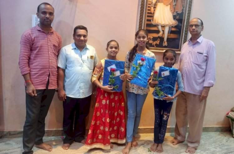 सामाजिक कार्यकर्ते विवेक कुबल यांनी विविध परिक्षेत आठवी मधून शिष्यवृत्ती पटकाविलेल्या राष्ट्रीय आर्थिक दुर्बल घटकांतील तीन विद्यार्थिनींचा केला सत्कार.