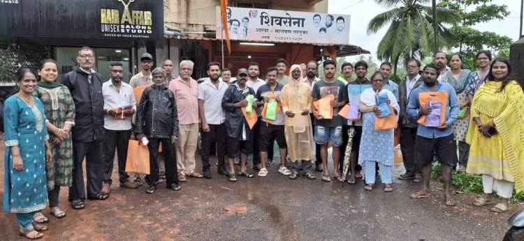 आमदार वैभव नाईक आणि शिवसेना मालवणच्या वतीने मालवण नगरपालिकेच्या २८ सफाई कर्मचाऱ्यांना रेनकोटचे वाटप.