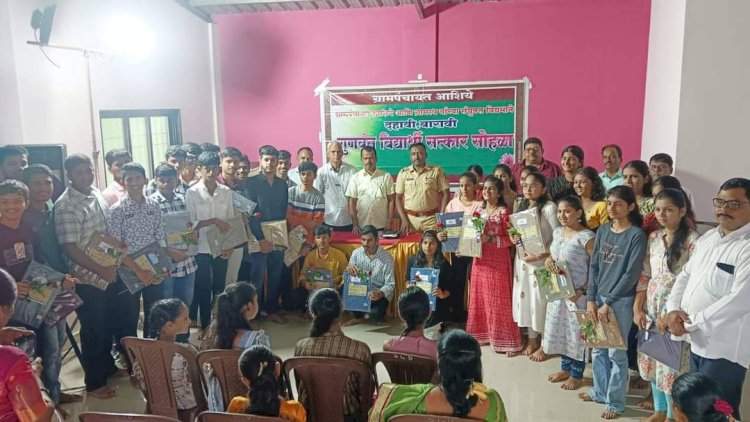 विद्यार्थ्यांनी अभ्यास करताना सोशल मीडिया पासून दूर रहावे : राजकुमार मुंडे.  आशिये ग्रामपंचायतच्या वतीने गुणवंतांचा सत्कार समारंभ संपन्न.