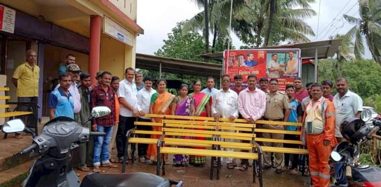 असलदे येथे आ.नितेश राणे यांच्या माध्यमातून लोखंडी बाकड्यांचे वाटप.