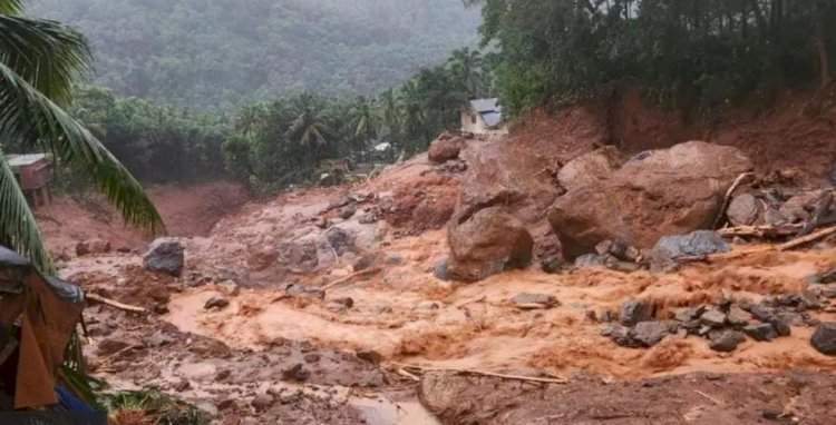 केरळमधील वायनाड जिल्ह्यात मुसळधार पावसामुळे भुख्खलन; १९ जणांचा मृत्यू; शेकडो लोक ढिगाऱ्याखाली अडकल्याची भीती.