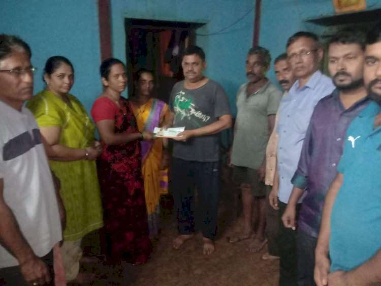 वेतोरे येथील गावडे कुटुंबियांना भाजप युवा मोर्चा प्रदेश उपाध्यक्ष विशाल परब यांच्याकडून मदतीचा हात.