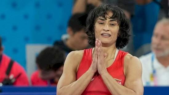 भारताची धडाकेबाज महिला कुस्तीपटू विनेश फोगाटची कुस्तीतून निवृत्तीची घोषणा.