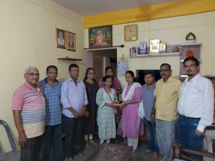 कुडाळ येथील साळुंखे कुटुंबीयांना माजी खासदार निलेश राणे यांच्या माध्यमातून मदतीचा हात.