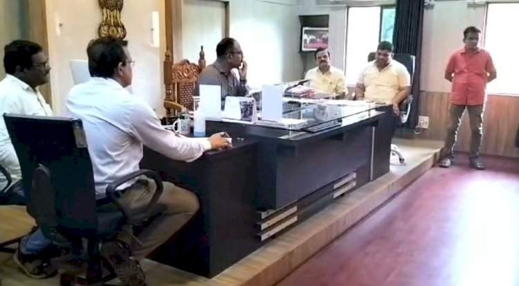 जलजीवन मिशनच्या अपुऱ्या कामांबाबत आमदार वैभव नाईक यांनी अधिकाऱ्यांना घेतले फैलावर.  सिंधुदुर्ग जिल्ह्यात जल- जीवन मिशनचे ५० लाखावरील निधीचे एकही काम पुर्ण नाही.