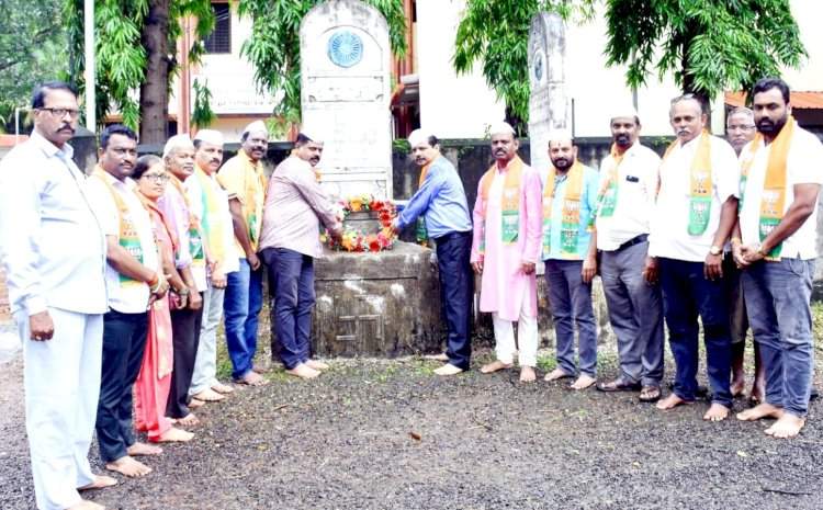 क्रांती दिनानिमित्त भाजपा वेंगुर्ला कार्यालयासमोर ध्वजारोहण व हुतात्मा स्मारकास पुष्पगुच्छ वाहुन श्रद्धांजली.