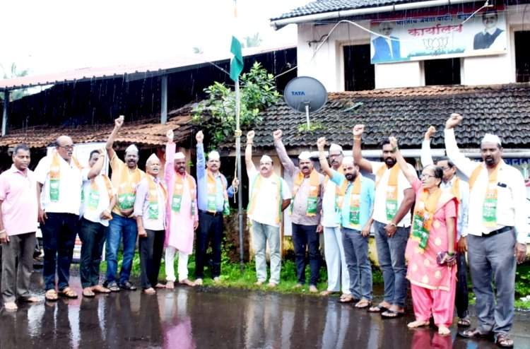 क्रांती दिनानिमित्त भाजपा वेंगुर्ला कार्यालयासमोर ध्वजारोहण व हुतात्मा स्मारकास पुष्पगुच्छ वाहुन श्रद्धांजली.