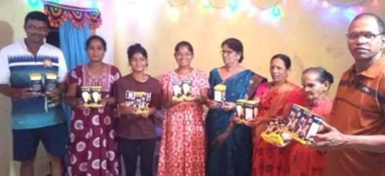 माजी खासदार निलेश राणे यांच्या माध्यमातून मसुरे येथील सर्व ग्रामस्थांना चार्जिंग बल्बचे वितरण.