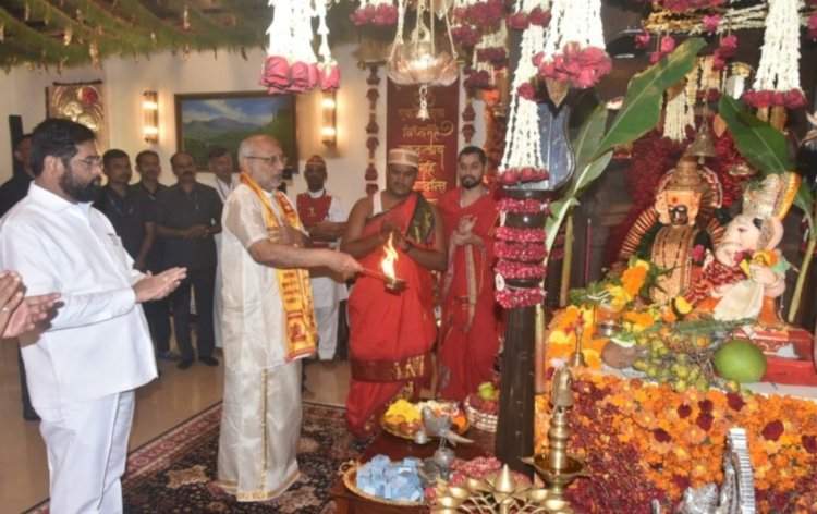 मुख्यमंत्र्यांच्या वर्षा निवासस्थानी राज्यपाल सी.पी. राधाकृष्णन यांनी घेतले श्री गणेशाचे दर्शन.