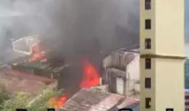 मुंबईतील लोखंडवाला कॉम्प्लेक्समध्ये भीषण आग; अग्निशमन दलाचे जवान घटनास्थळी दाखल.