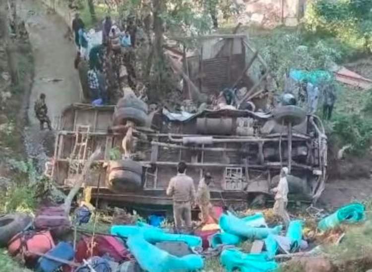 जम्मू-काश्मीरमध्ये बीएसएफ जवानांच्या बसला भीषण अपघात.  ३ जवान शहीद; अनेकांची प्रकृती चिंताजनक.