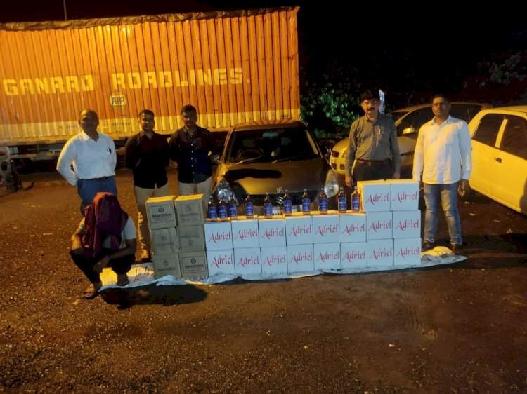 बेकायदा गोवा बनावटीची दारू वाहतूक केल्याप्रकरणी इन्सुली राज्य उत्पादन शुल्क विभागाची मोठी कारवाई; पंढरपूर येथील एकाला ताब्यात.