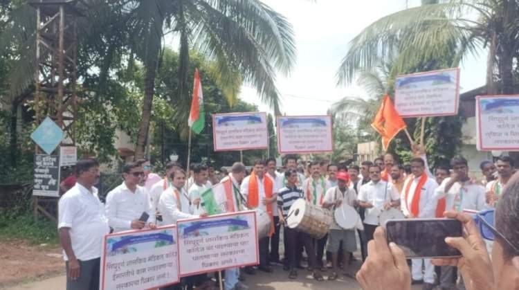 वैद्यकीय महाविद्यालयाबाबद शिंदे-फडणवीस सरकारचा भोंगळ कारभार   रुग्णालयाच्या प्रवेशद्वारा समोर ढोल वाजवून महविकास आघाडीकडून निषेध