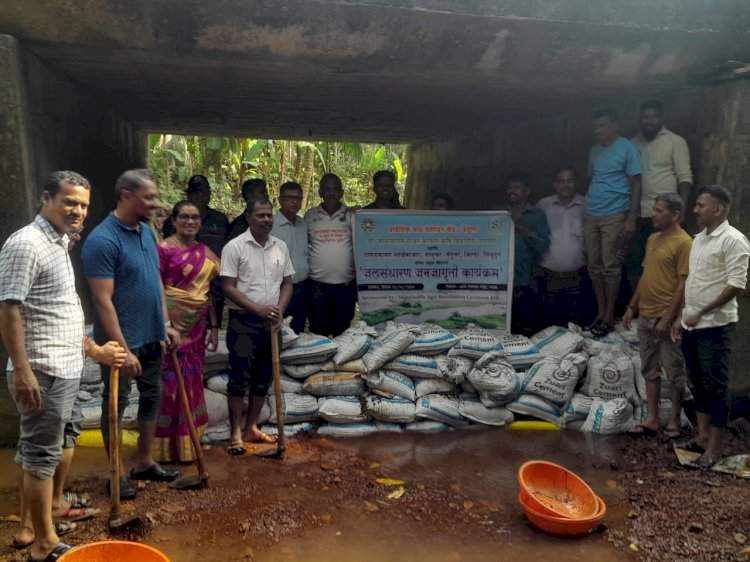 परुळे येथे फळ संशोधन केंद्र वेंगुर्ला व ग्रामपंचायतीच्या माध्यमातून बंधारा बांधण्यात आला.