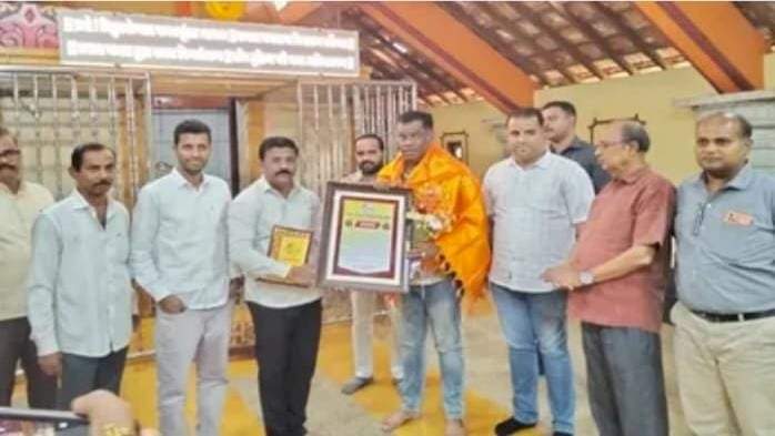 आदिनाराण देवस्थान तर्फे आमदार किरण सामंत यांचा सत्कार.