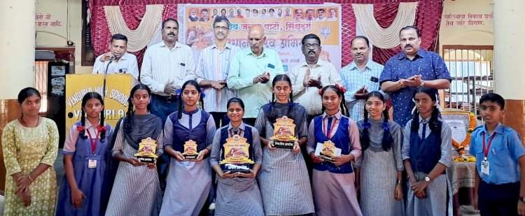 संविधान गौरव अभियान अंतर्गत वक्तृत्व स्पर्धेत उभादांडाची अमृता नवार प्रथम