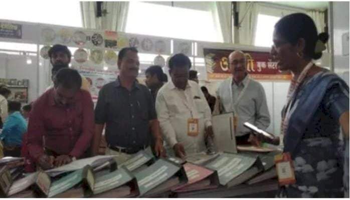 पुणे येथील मराठी विश्व संमेलनात मालवणी बोली भाषेतील लेखांचे प्रदर्शन