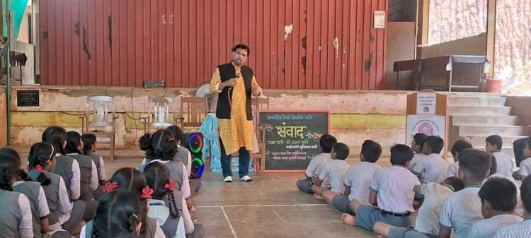 परुळे विद्यामंदिरमध्ये कवी अरुण म्हात्रे यांनी साधला विद्यार्थ्यांशी संवाद