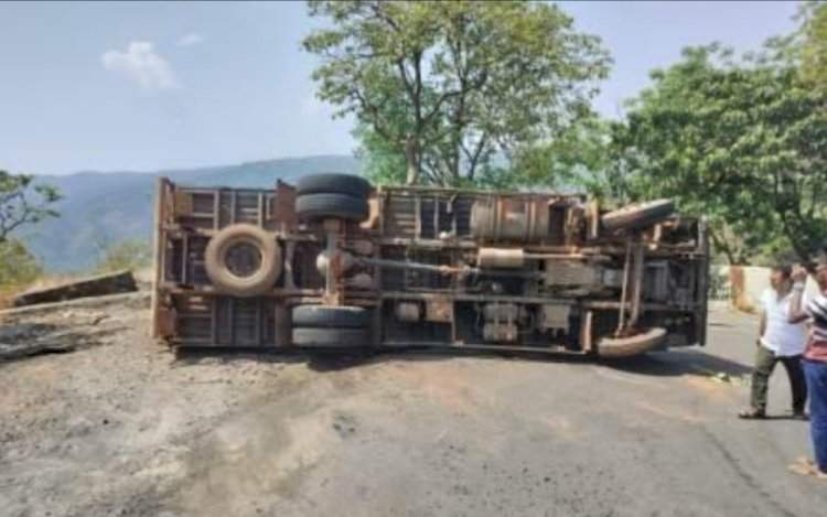 तिलारी घाटात  मालवाहतूक करणारा ट्रक उलटला.