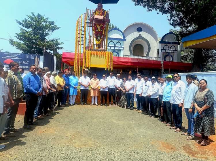 कणकवली येथे शिवसेना उबाठा पक्षाने डॉ. आंबेडकर यांच्या पुतळ्यास केले अभिवादन