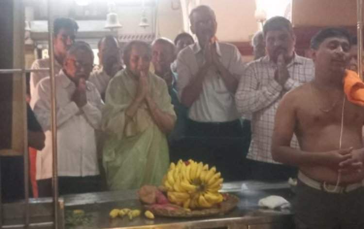 प्रतिभा पवार यांनी घेतले वेतोबाचे दर्शन