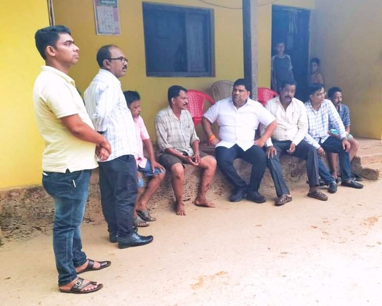 अपघातात मुलीला गमावलेल्या अनिल माळवे कुटुंबियांचे वैभव नाईक यांनी केले सांत्वन