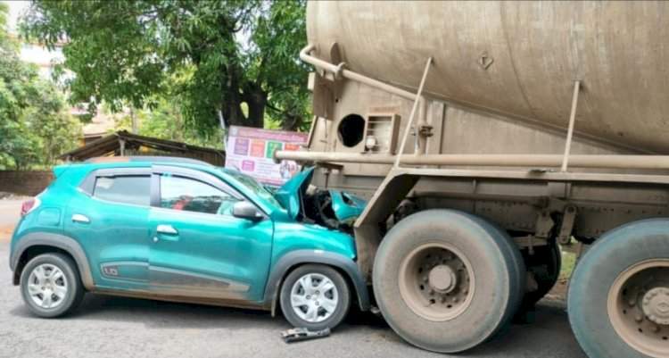 मालवणहून ठाण्याकडे जाणाऱ्या कारला अपघात