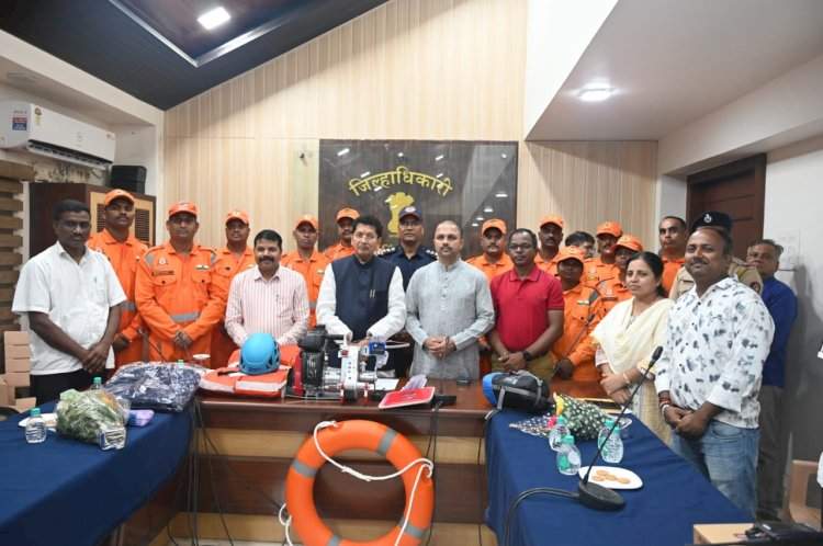 शोध व बचाव पथकांना आपत्ती व्यवस्थापन साहित्याचे वितरण