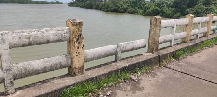 वेंगुर्ला-मोचेमाड पुलाचा संरक्षक कठडा कोसळला