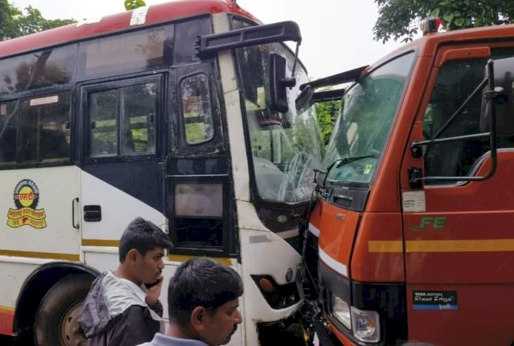 वेंगुर्ले- भटवाडी येथे एसटी व कॅन्टरचा अपघात.....दोघेजण जखमी