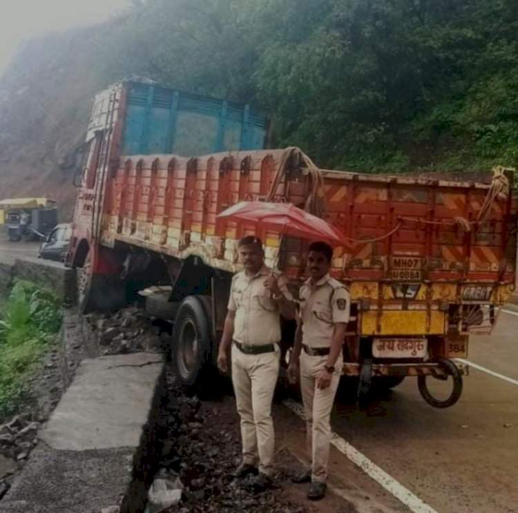 ट्रक चालकाचा ताबा सुटल्याने करूळ घाटात अपघात......सुदैवाने जीवितहानी नाही