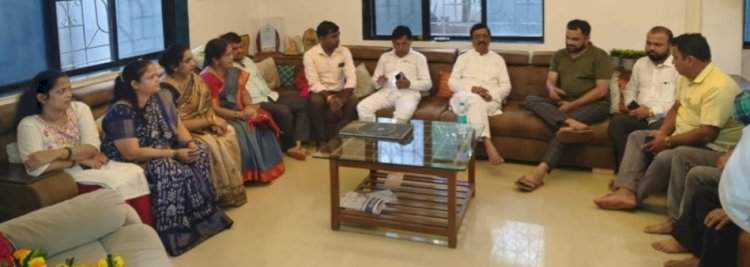 माजी खा. विनायक राऊत यांनी केले विक्रांत सावंत कुटुंबीयांचे सांत्वन