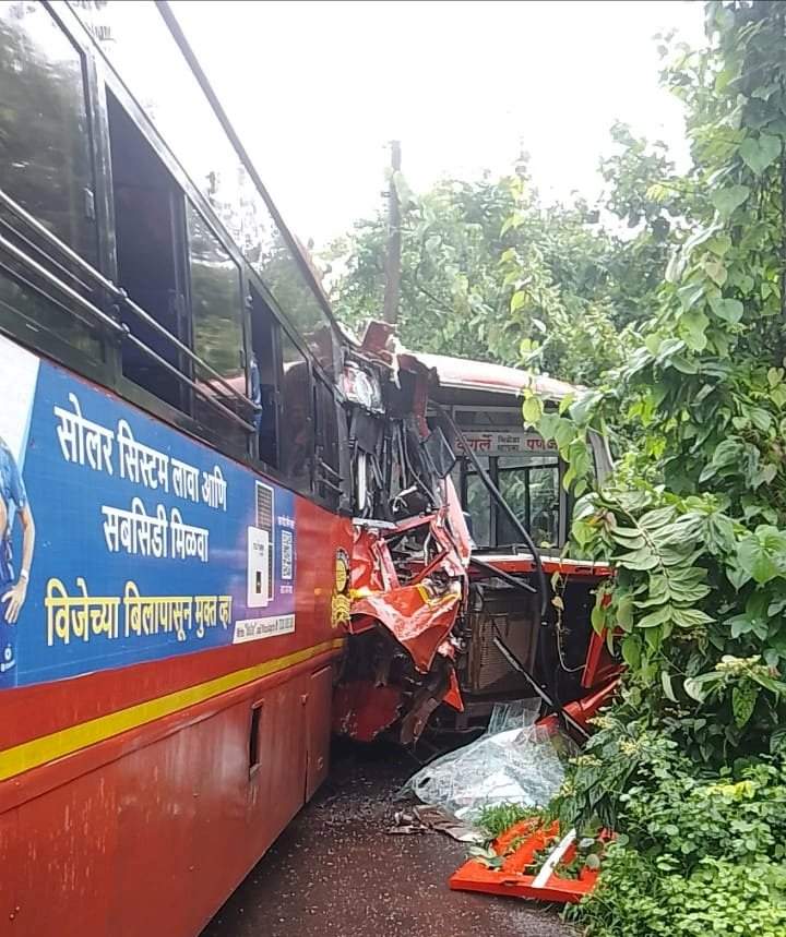 आजगाव येथे दोन एसटी बसची समोरासमोर धडक