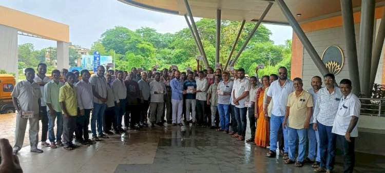 उद्धव ठाकरे यांच्या वाढदिवसाचे औचित्य साधत माळगाव रिक्षा चालकांना आरोग्य किट प्रदान